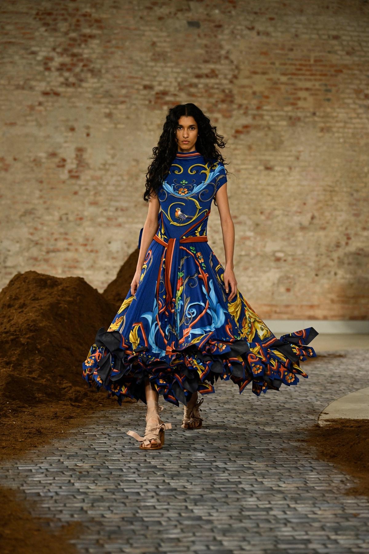 Un look Moschino fall-winter 2026/27 (Francesc Ten/MFF)