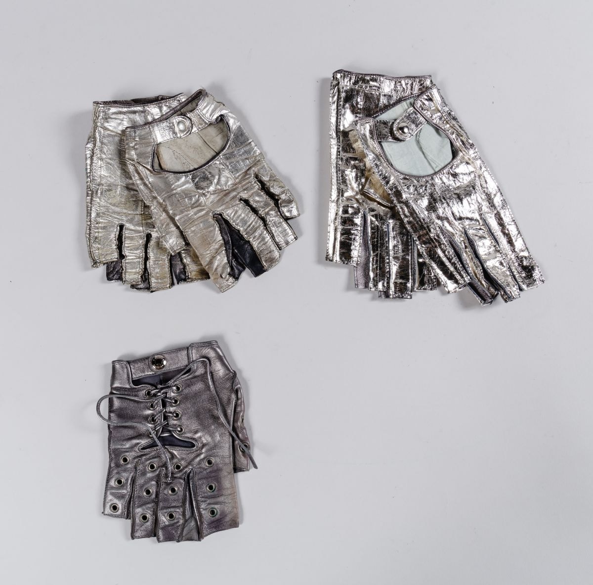 Un paio di guanti senza dita in pelle metallizzata di Karl Lagerfeld (Eléa Lefèvre, Blok design group & art digital studio, courtesy Sotheby's)