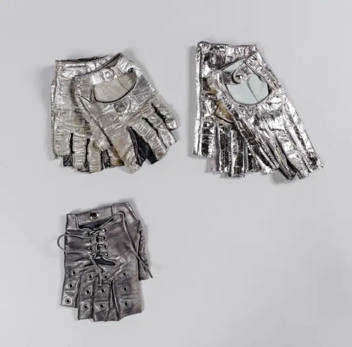 Un paio di guanti senza dita in pelle metallizzata di Karl Lagerfeld (Eléa Lefèvre, Blok design group & art digital studio, courtesy Sotheby's)