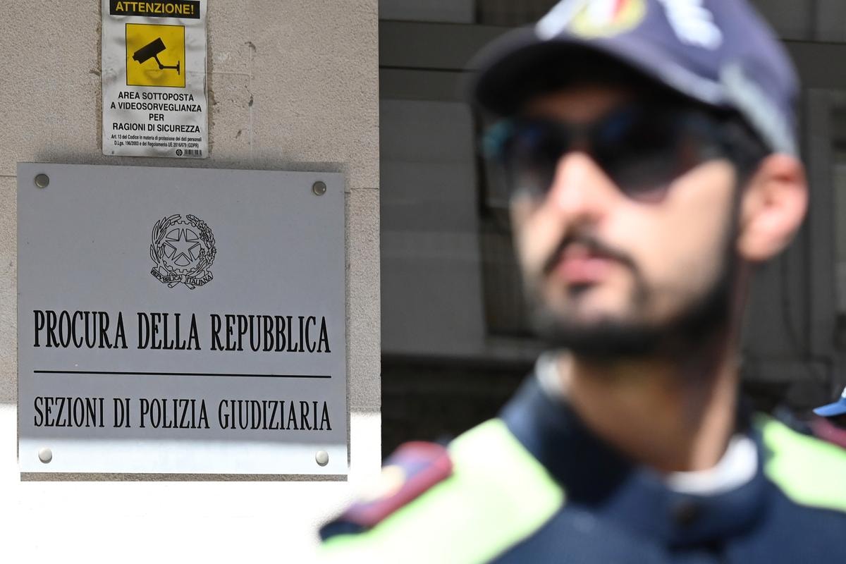 Smantellata la banca-fantasma cinese di Prato. Trasferiva 100 milioni all’anno per riciclaggio e gestiva una rete di immigrazione