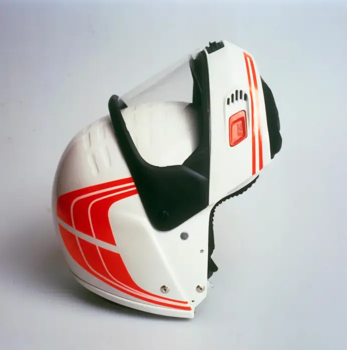 Nel 1981 Bmw inventò il casco trasformabile: oggi quella rivoluzione compie 50 anni