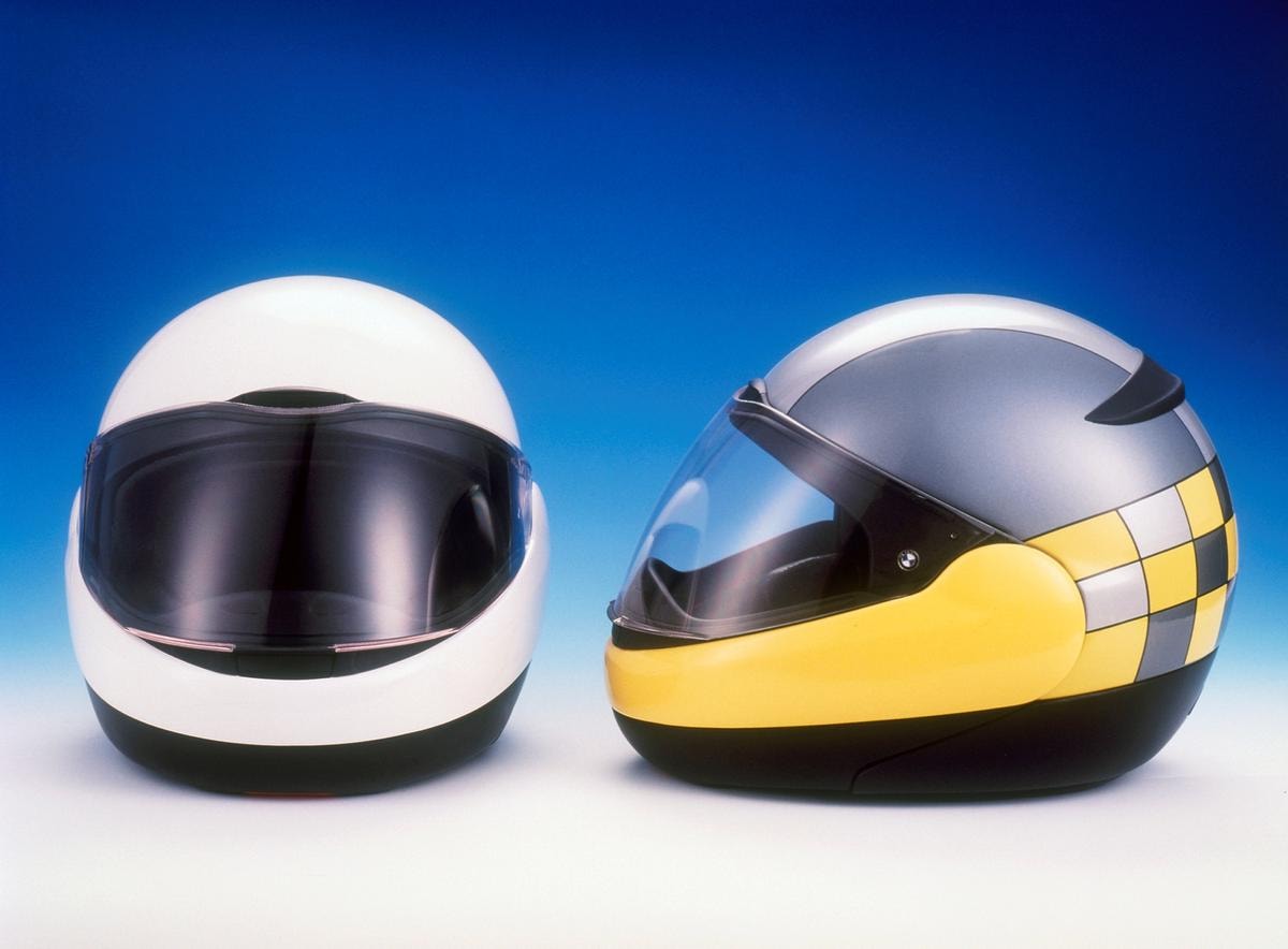 Nel 1981 Bmw inventò il casco trasformabile: oggi quella rivoluzione compie 50 anni