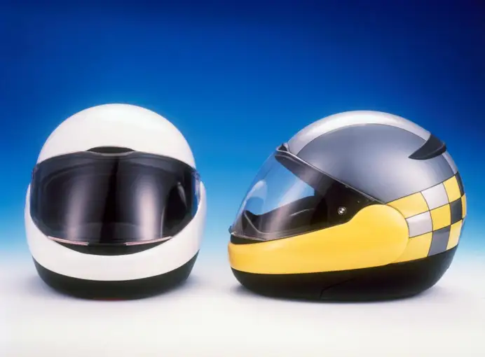 Nel 1981 Bmw inventò il casco trasformabile: oggi quella rivoluzione compie 50 anni