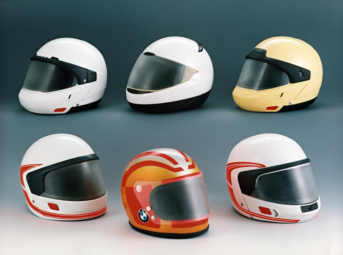 Nel 1981 Bmw inventò il casco trasformabile: oggi quella rivoluzione compie 50 anni