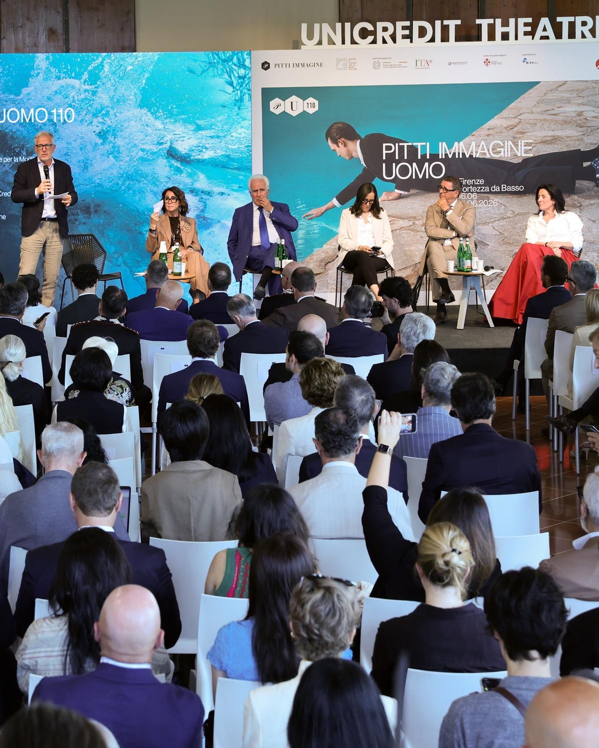 Sul palco da sinistra, Luca Sburlati, Annalisa Areni, Eugenio Giani, Sara Funaro, Antonio de Matteis e Antonella Mansi (courtesy Pitti immagine)