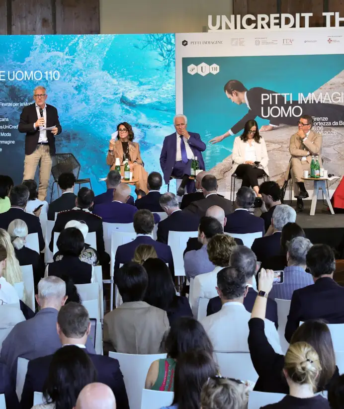 Sul palco da sinistra, Luca Sburlati, Annalisa Areni, Eugenio Giani, Sara Funaro, Antonio de Matteis e Antonella Mansi (courtesy Pitti immagine)