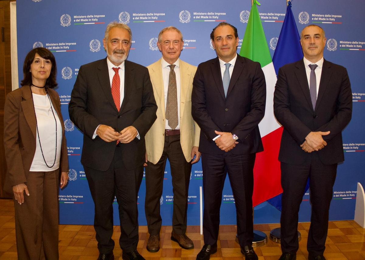 Stellantis, vertice tra il ministro Urso e il ceo Filosa: focus su Cassino alla vigilia dell’audizione in Parlamento