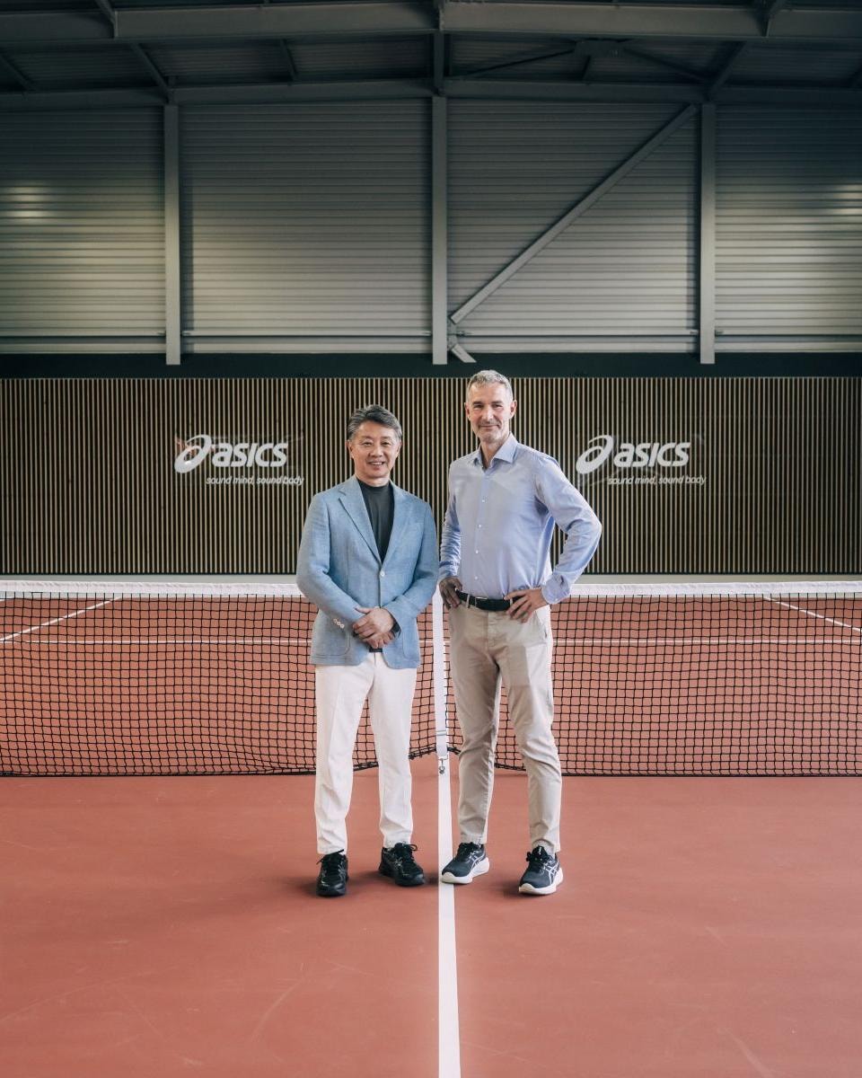 La foto di Mitsuyuki Tominaga, Presidente e COO di ASICS a sinistra e Dr. Jean-Bernard Fabre, CEO e Founder di HumanFab (courtesy Asics)