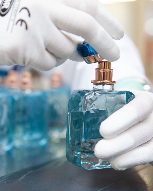 Una produzione cosmetica (foto Imagoeconomica)