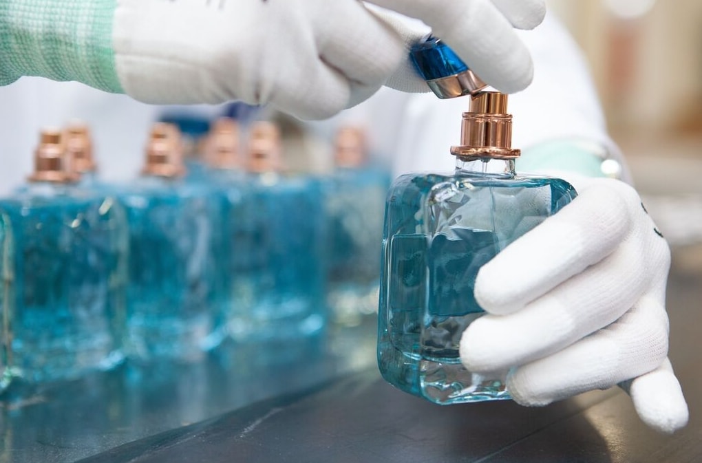 Una produzione cosmetica (foto Imagoeconomica)