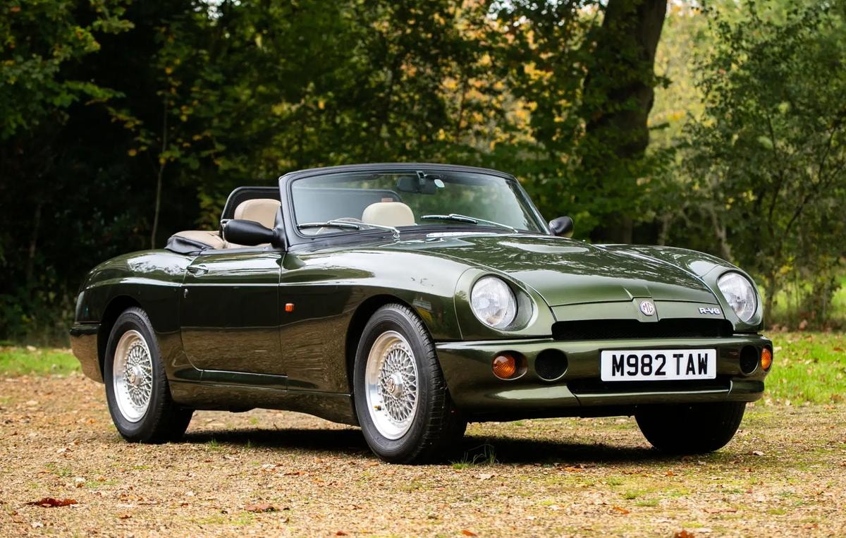 MG RV8  (1993-1994)  ?  L’outsider britannica è la sorpresa per intenditori: sembra una placida roadster d’altri tempi, ma sotto il cofano nasconde un V8 da quattro litri. Rara, eccentrica e con grande personalità. Prodotta  in soli 1999 pezzi parte da 20mila euro per arrivare fino a 50mila.