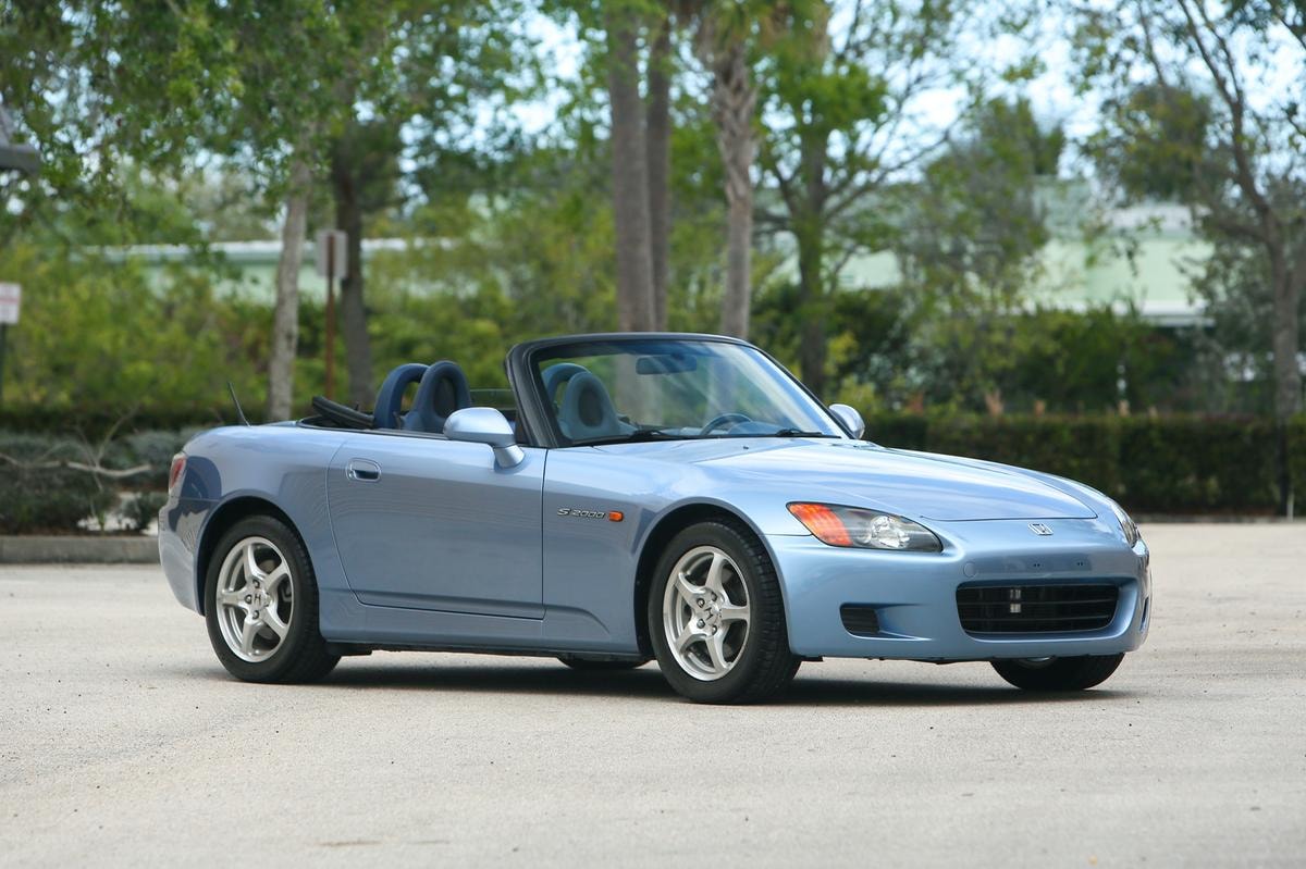 Honda S2000  (1999-2009)  ?  Una delle sportive giapponesi più pure della sua epoca: trazione posteriore, cambio manuale impeccabile e un motore aspirato che ama gli alti regimi come pochi altri. Poco compromesso, molto piacere di guida. Da 15mila euro in su.??