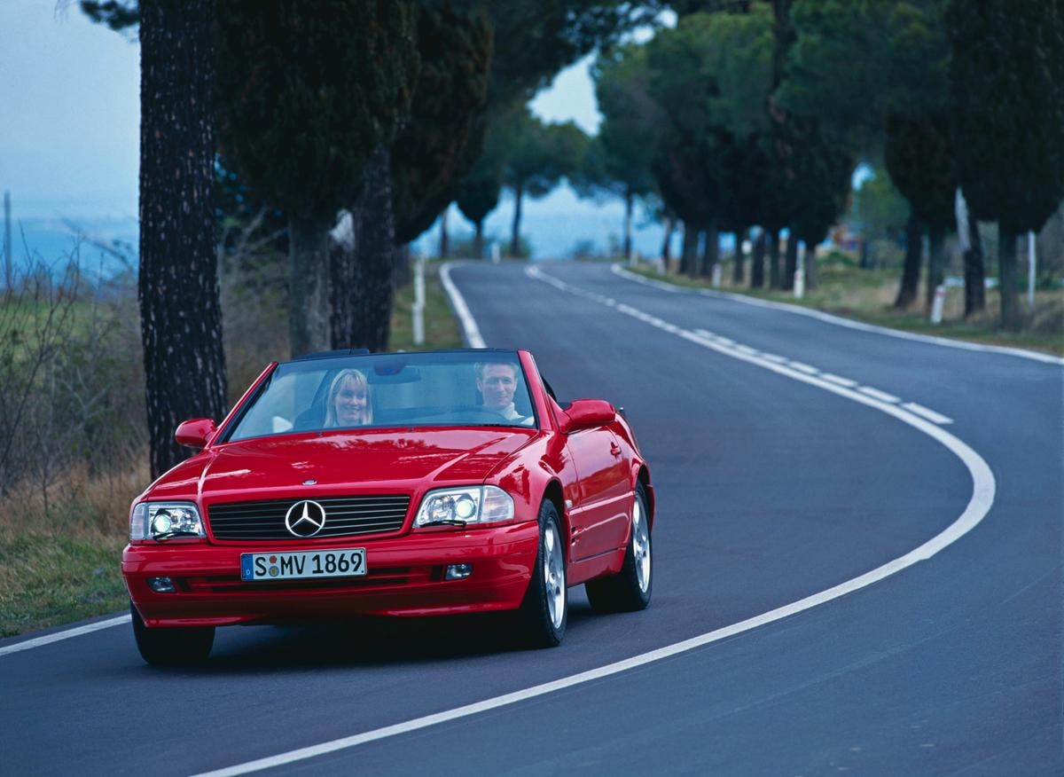 Mercedes-Benz SL R129  (1989-2001)  ?  L’aristocratica affidabile unisce solidità quasi ossessiva, comfort da grande viaggiatrice e fascino senza tempo. Non la più provocante delle SL, forse, ma una delle più complete. Si può acquistare da 10mila euro e se ne trovano anche a 50mila.?