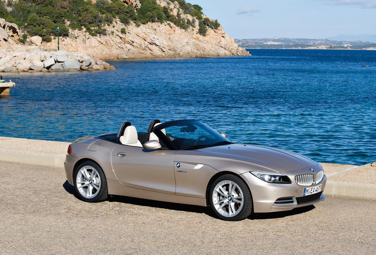 Bmw Z4 E89  (2009-2016)  ?  Più elegante che aggressiva, con il pratico tetto rigido retrattile e i raffinati sei cilindri in linea, è una delle ultime interpretazioni Bmw del piacere di guida en plein air. Le quotazioni partono dai 12mila euro e raggiungono i 35-40mila.?