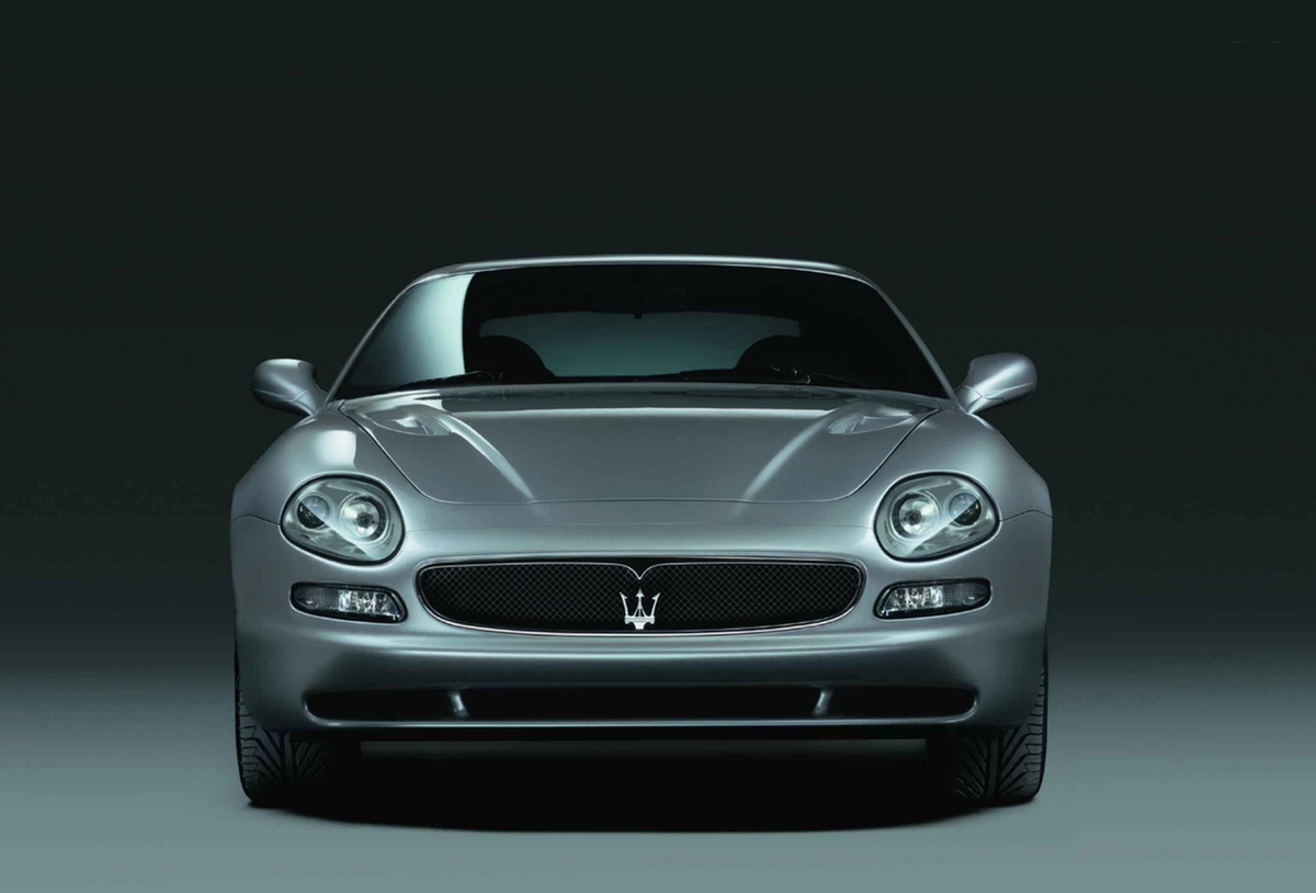 Maserati 3200GT  (1998-2002)  ?  L’italiana dal carattere forte. Elegante, sensuale e meccanicamente selvaggia. Disegnata da Giugiaro, con il fascino del V8 biturbo e i celebri fanali a boomerang. Costruita in 5000 esemplari ha prezzi da 20mila euro a 50mila