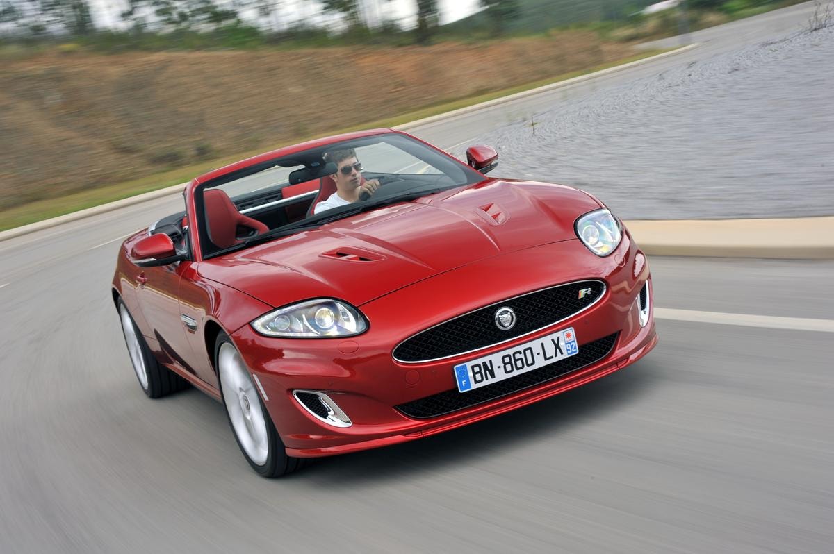 Jaguar XK8 X100  (1996-2006)  ?  Gran turismo britannico per eccellenza: lunga, elegante, comodissima e con quel V8 vellutato che trasforma ogni trasferimento in un piccolo viaggio. Meno aggressiva di una sportiva pura, ma molto   più charmante. Da 10-15mila euro a 50mila.?