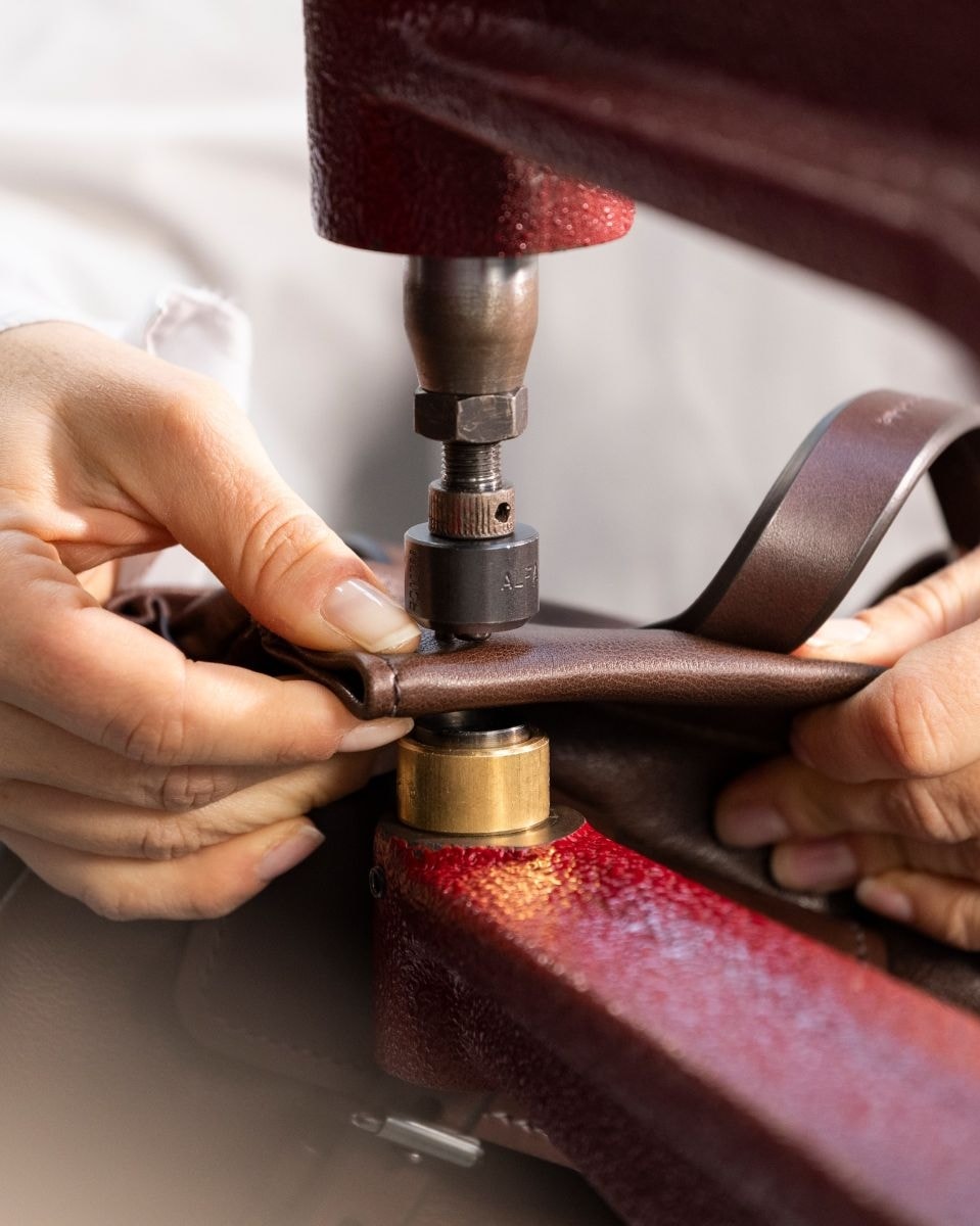 Un immagine della lavorazione della pelle Prada (ph Imagoeconomica)