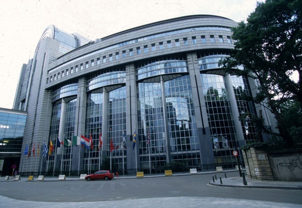 Euro digitale, i commercianti avranno commissioni inferiori a quelle attuali nei pagamenti. Ecco il testo varato dal Parlamento Ue