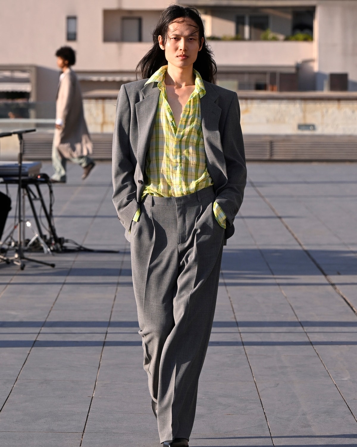 Un look Sunflower spring-summer 2027 (foto Francesc Ten/MFF)