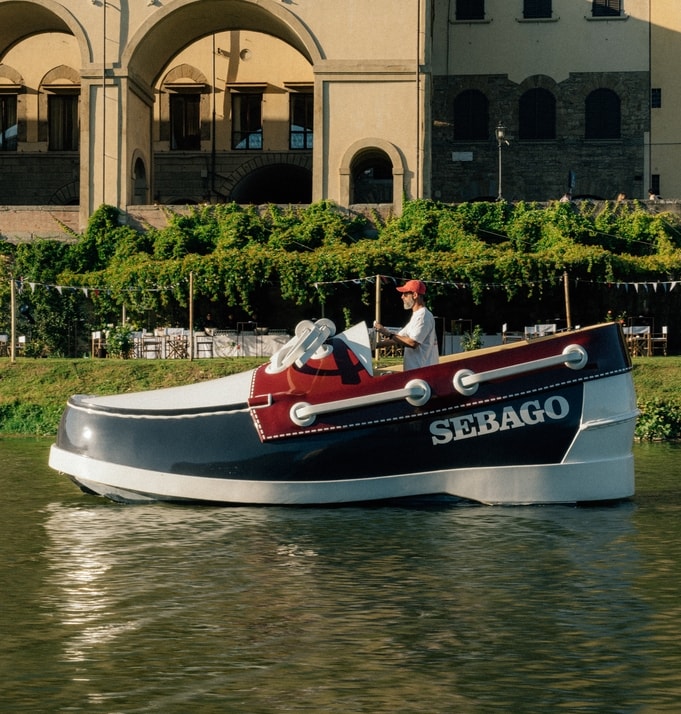 La barca a forma di Docksides di Sebago a Firenze (courtesy Sebago)