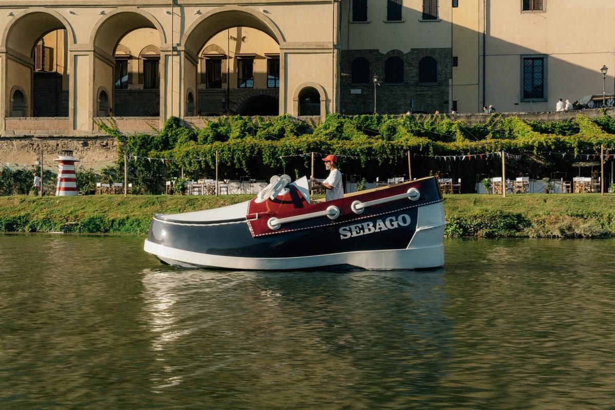 La barca a forma di Docksides di Sebago a Firenze (courtesy Sebago)