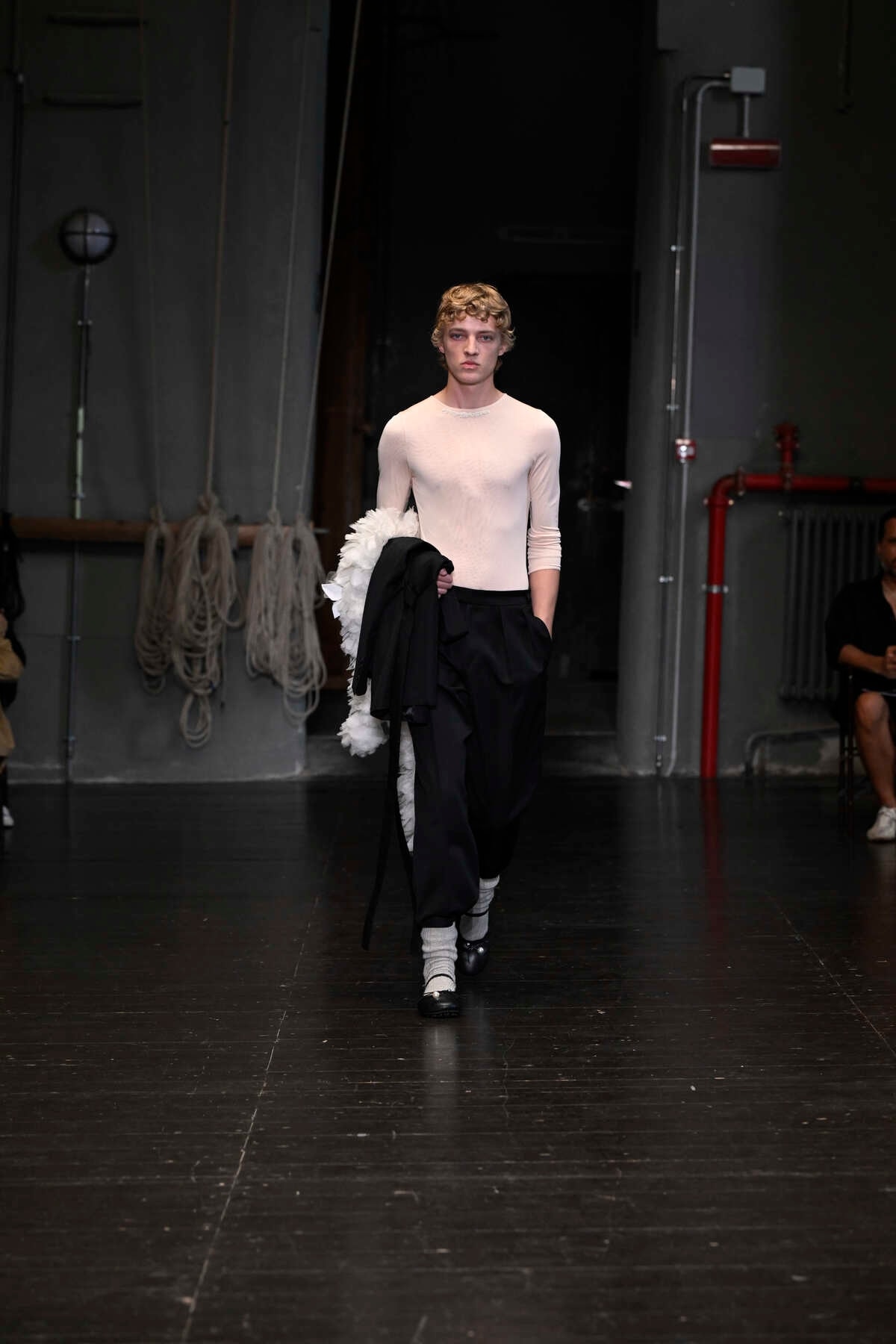 Un look Simone Rocha spring-summer 2027 (foto Francesc Ten/MFF)