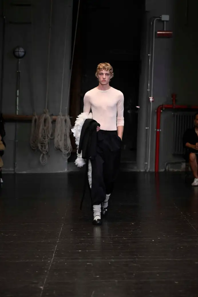 Un look Simone Rocha spring-summer 2027 (foto Francesc Ten/MFF)