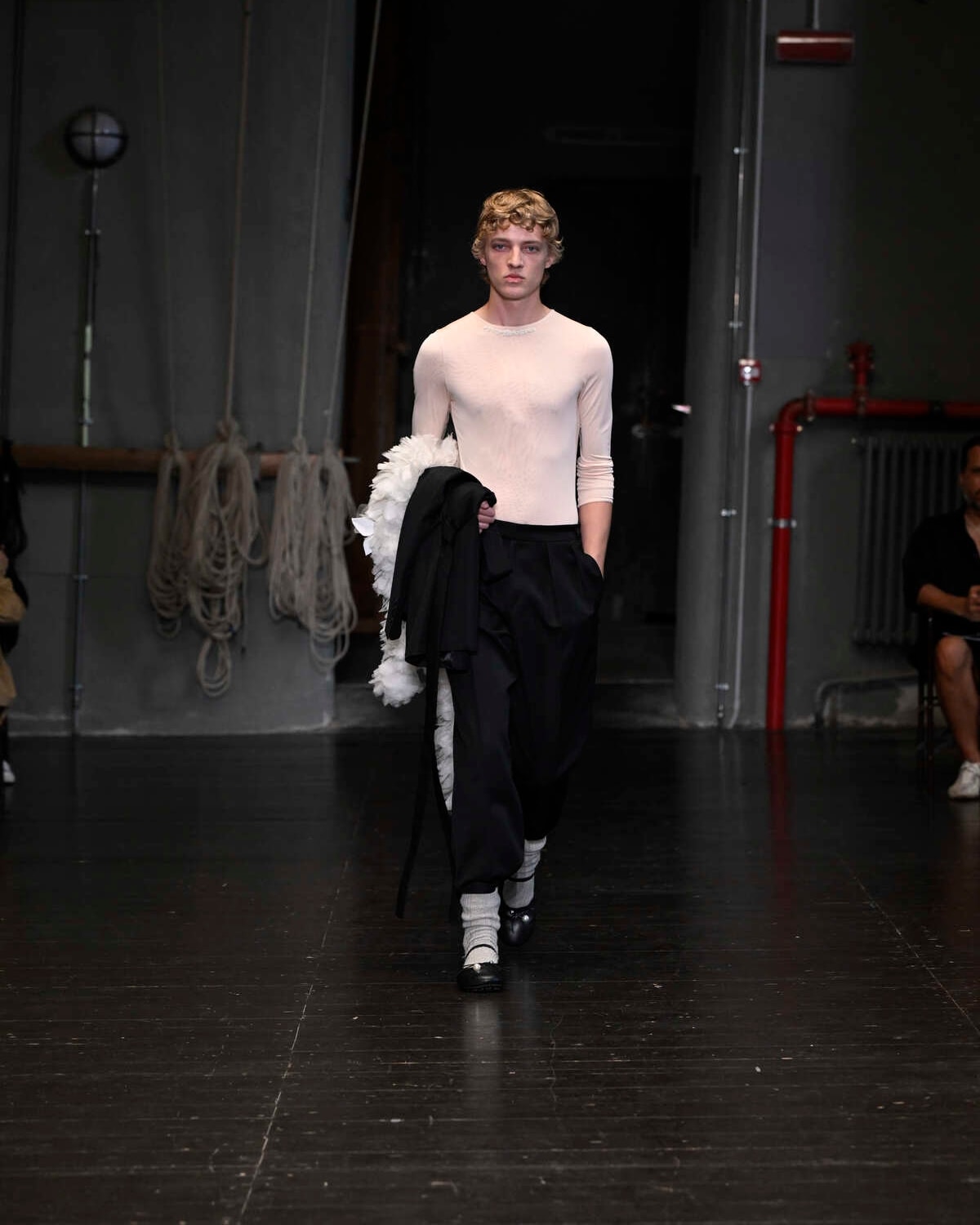 Un look Simone Rocha spring-summer 2027 (foto Francesc Ten/MFF)