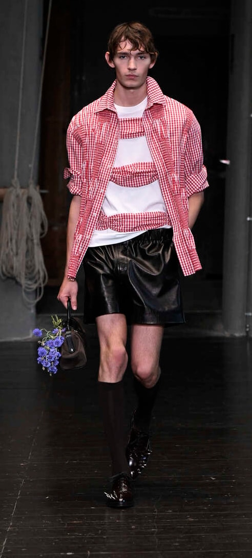 Un look Simone Rocha spring-summer 2027 (foto Francesc Ten/MFF)