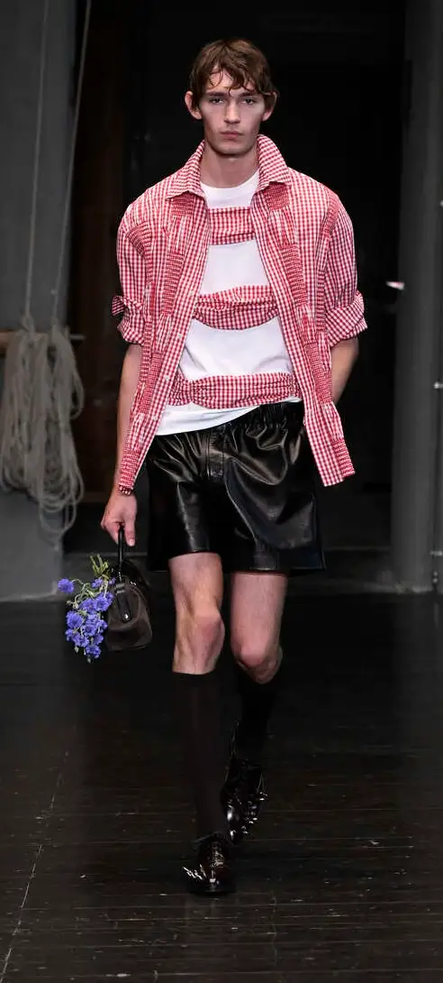 Un look Simone Rocha spring-summer 2027 (foto Francesc Ten/MFF)