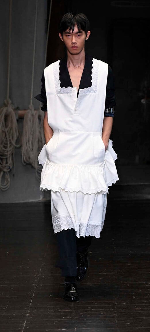 Un look Simone Rocha spring-summer 2027 (foto Francesc Ten/MFF)