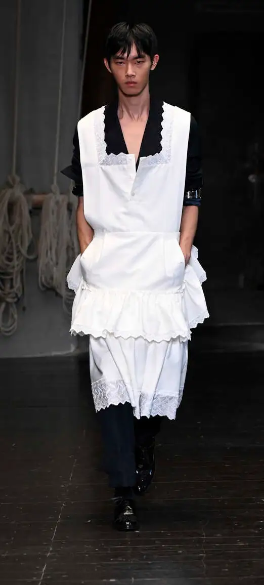 Un look Simone Rocha spring-summer 2027 (foto Francesc Ten/MFF)