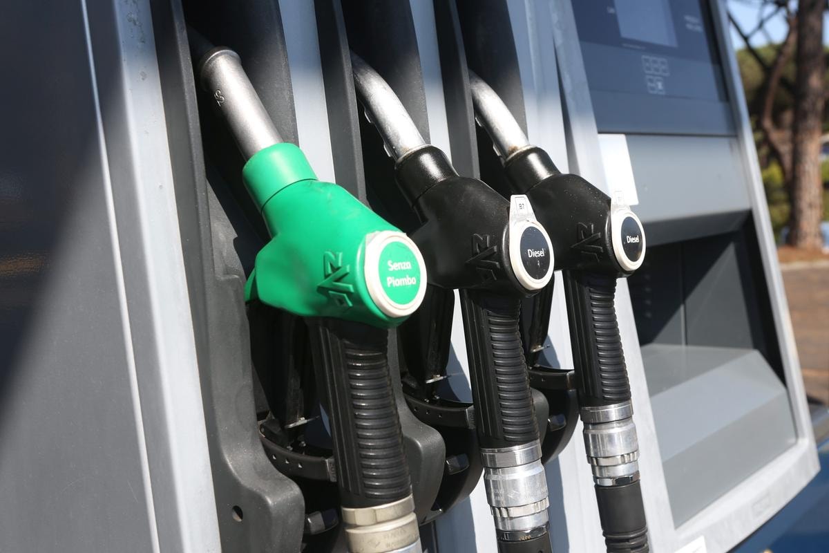 POMPE DI BENZINA, POMPA, PISTOLA, DISTRIBUTORE, DIESEL, SENZA PIOMBO, CARBURANTE, CARBURANTI, RIFORNIMENTO, STAZIONE DI SERVIZIO