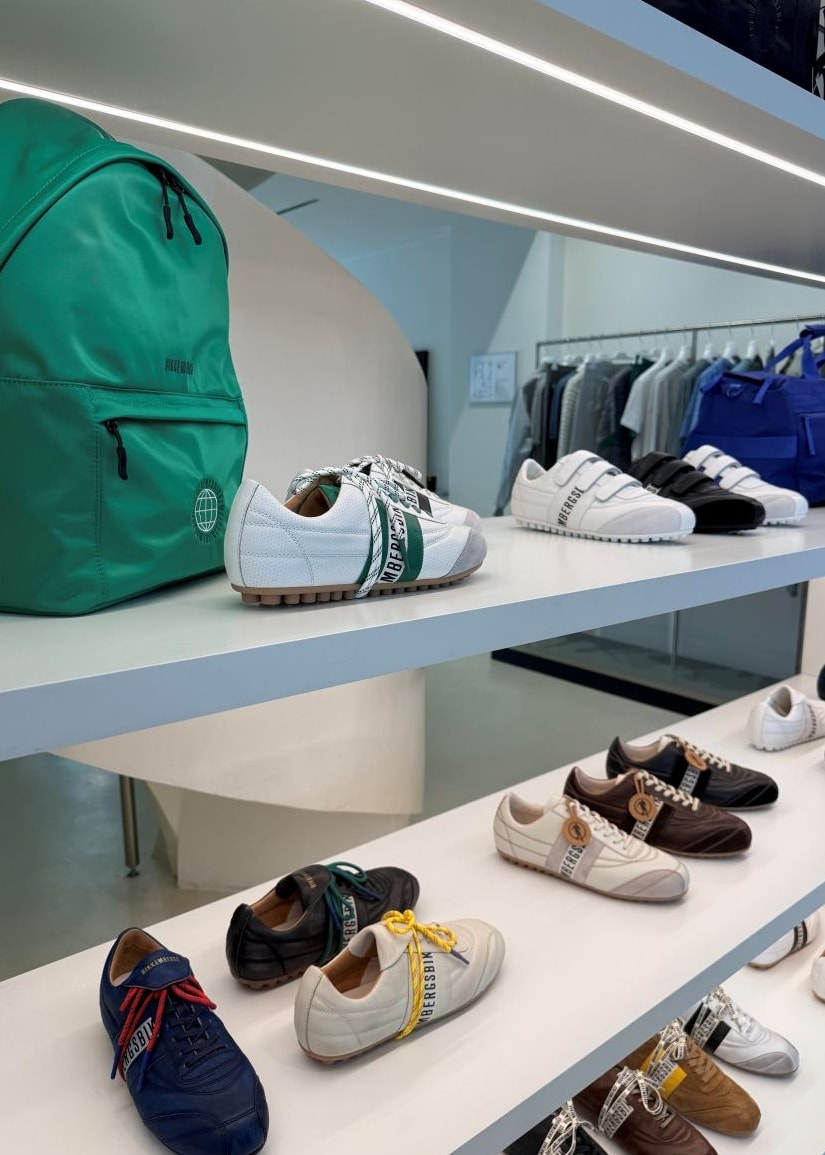 Alcune proposte della collezione spring-summer 2027 di Bikkembergs allo showroom di Milano (ph Silvia Carini)