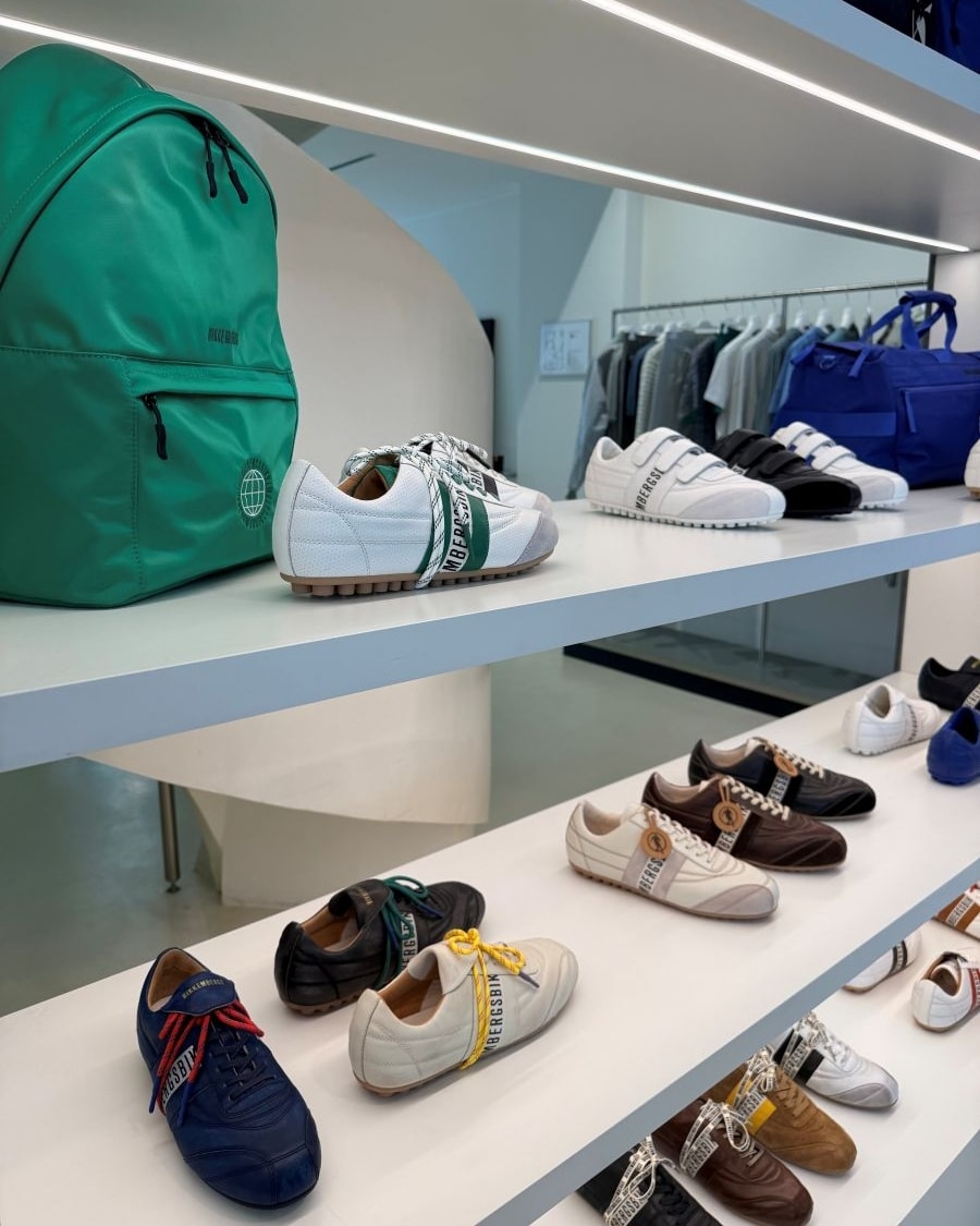 Alcune proposte della collezione spring-summer 2027 di Bikkembergs presso lo showroom di Milano (ph Silvia Carini)