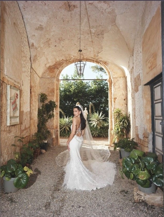Dua Lipa con l'abito da sposa di Chanel (Instagram @dualipa)