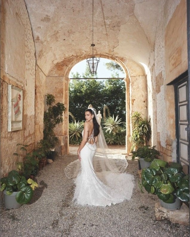 Dua Lipa con l'abito da sposa di Chanel (Instagram @dualipa)