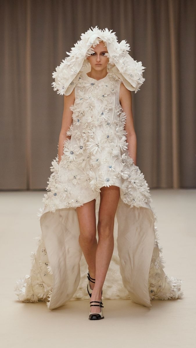 Un look McQueen autunno-inverno 2026/27 (courtesy McQueen)