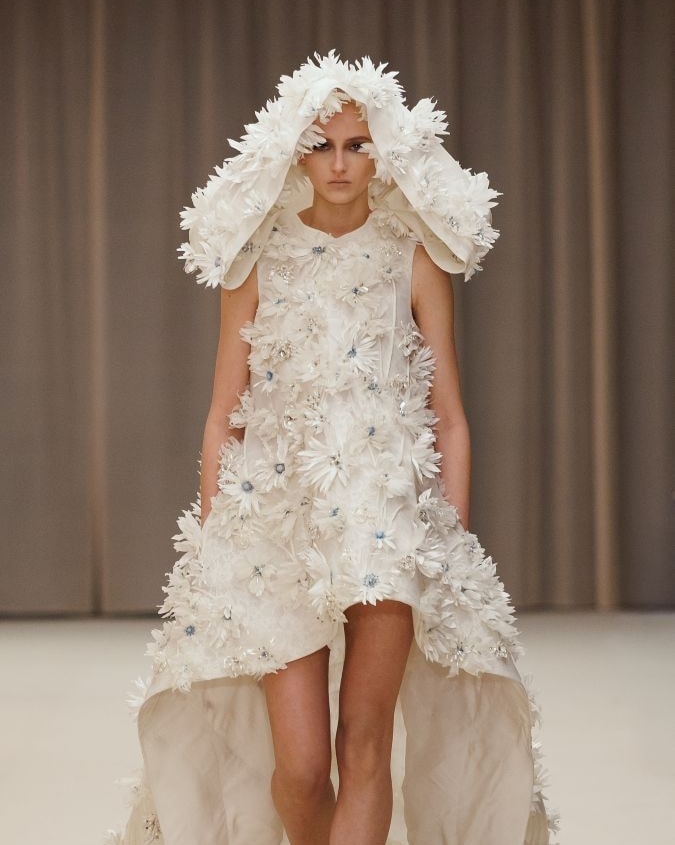 Un look McQueen dell'autunno-inverno 2026 (courtesy McQueen)