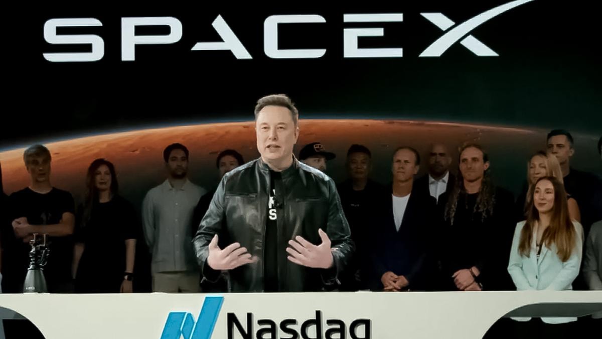 Elon Musk durante la cerimonia di quotazione di SpaceX al Nasdaq