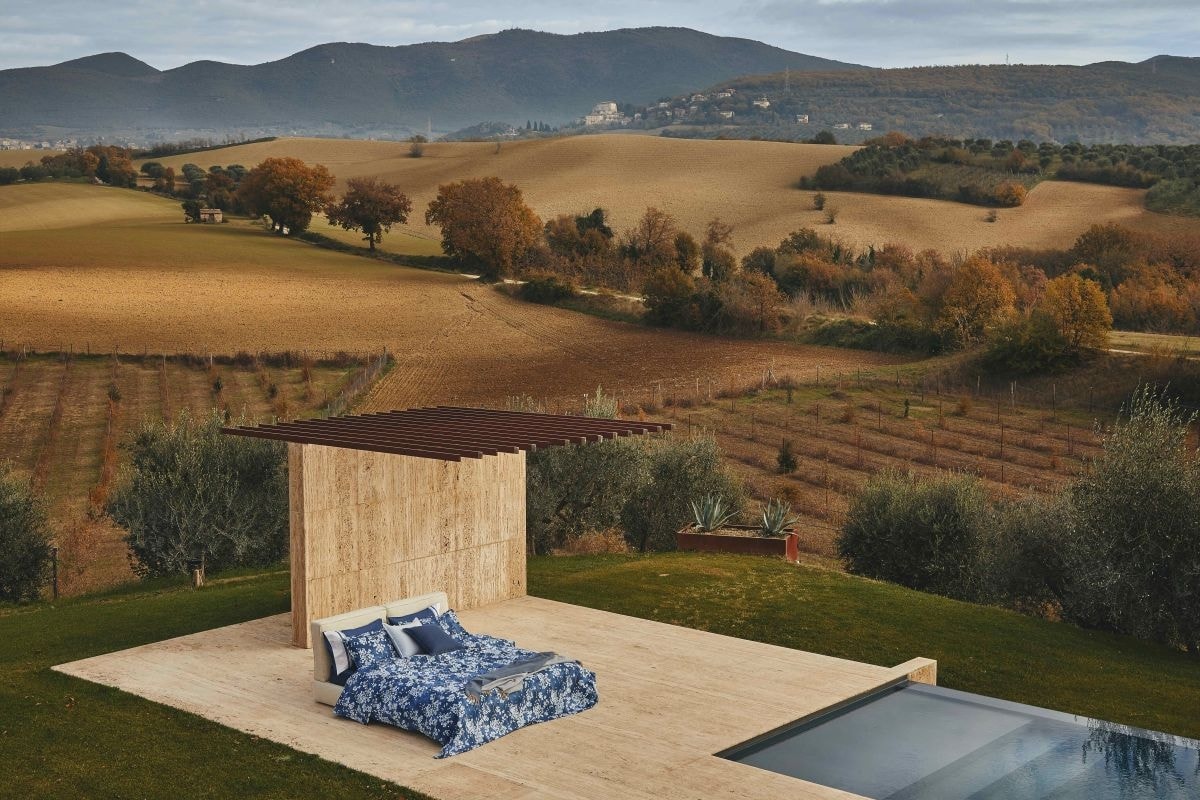 Un adv della collezione kimono blu di Fazzini (courtesy Fazzini)