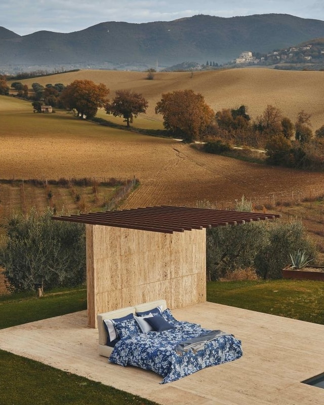 Un adv della collezione kimono blu di Fazzini (courtesy Fazzini)