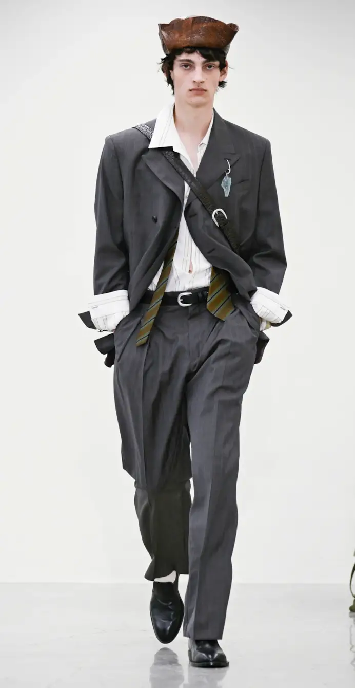 Un look Paul Smith spring-summer 2027 (foto Francesc Ten/MFF)