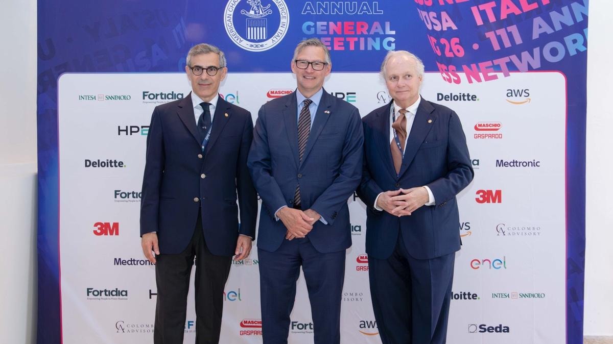 Da sinistra, Simone Crolla (AmCham), il console Usa a Milano Douglas Benning e Stefano Lucchini (AmCham)
