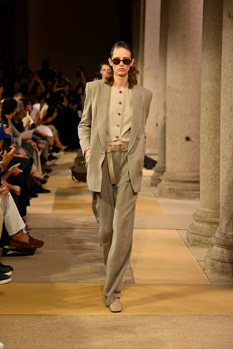 Un look Armani resort 2027 (ph Francesc Ten/MFF)