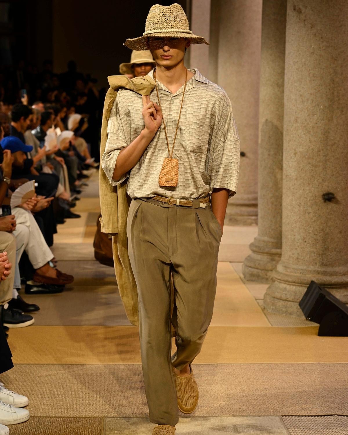 Un momento della sfilata Giorgio Armani primavera-estate 2027 (ph Francesc Ten/MFF)