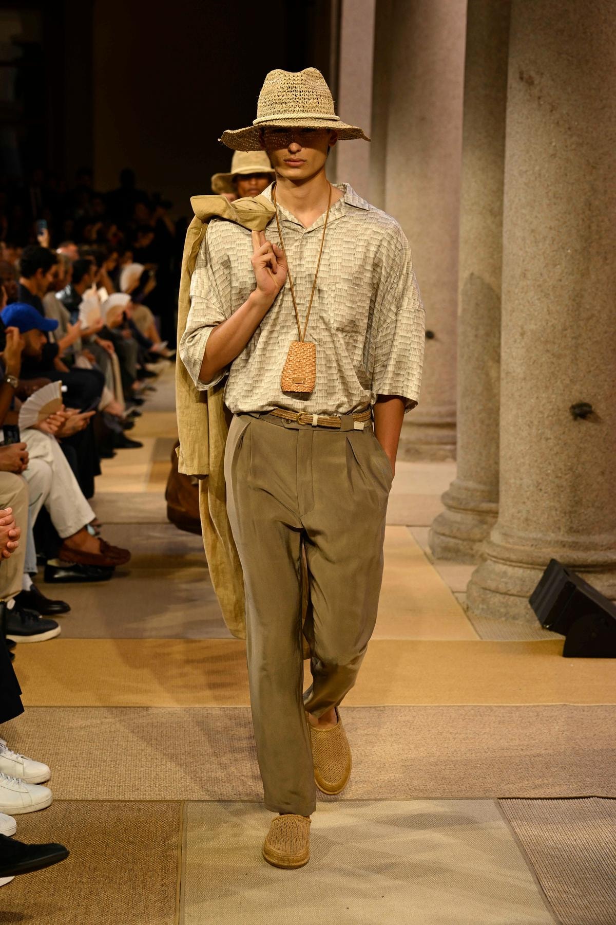 Un momento della sfilata Giorgio Armani primavera-estate 2027 (ph Francesc Ten/MFF)