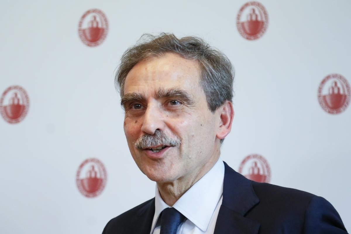 Mps, l’opas di Intesa Sanpaolo non ferma il riassetto di Mediobanca: così il Monte può valere di più