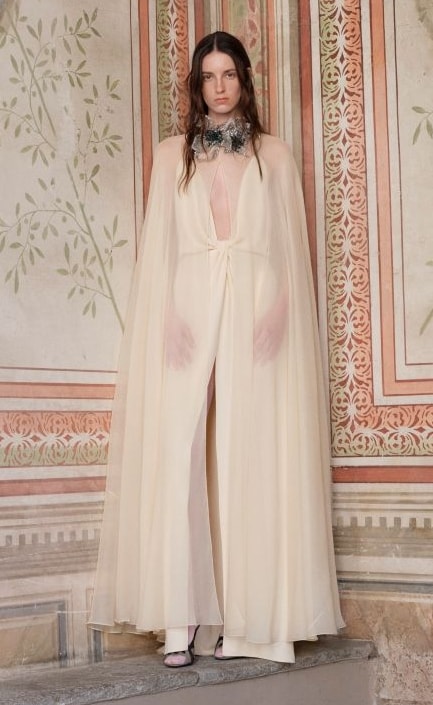Un look cruise 2027 di Valentino (courtesy Valentino)