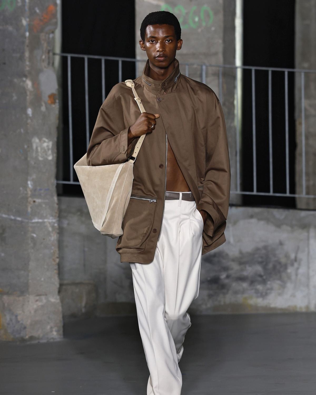 Un look spring-summer 2027 Études Studio (ph Francesc Tec/MFF)